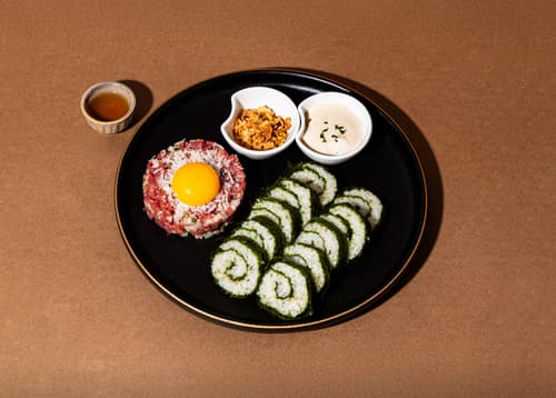 韩牛生牛肉 · 甘苔紫菜包饭